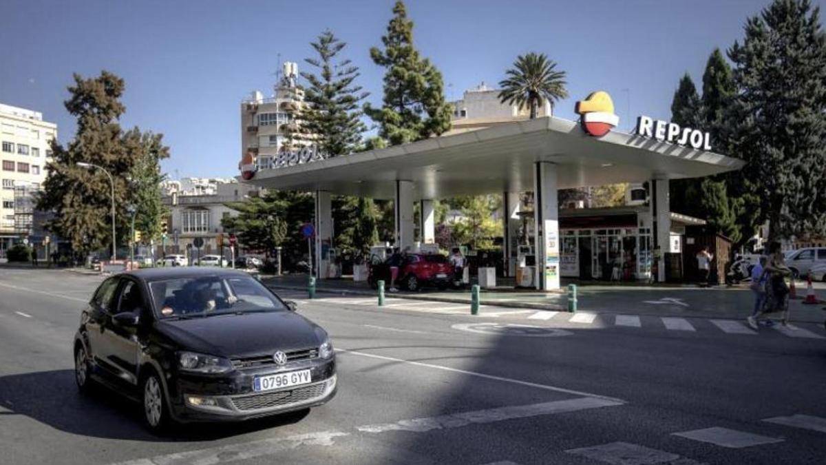 La gasolinera de la plaza Progrés impide la ejecución de un aparcamiento subterráneo.