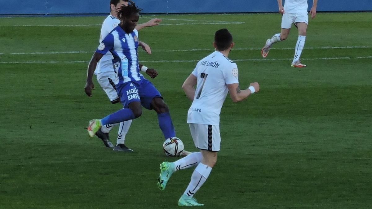 Junior Loussoukou controla el balón ante un rival en el partido de ayer. | JAIME ZARAGOZA