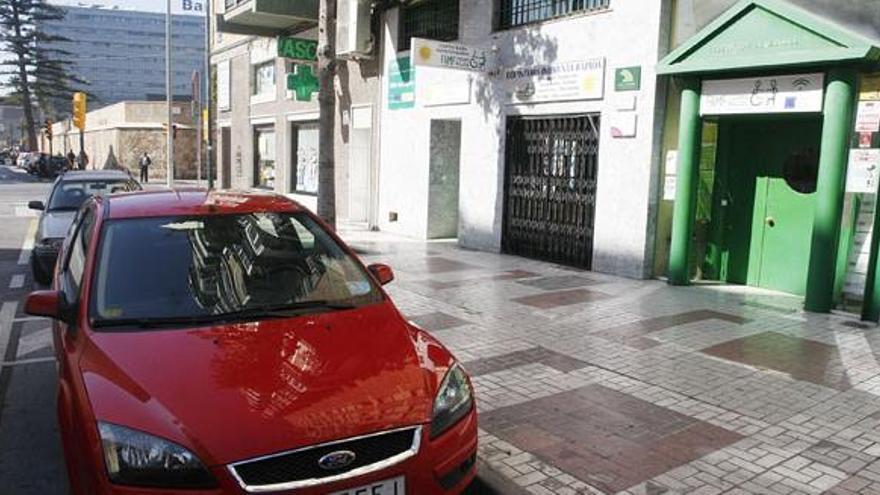 La mitad de los coches aparcados a diario en plazas reservadas delante de la Federación Provincial de Discapacitados Físicos hace un uso fraudulento de la tarjeta.