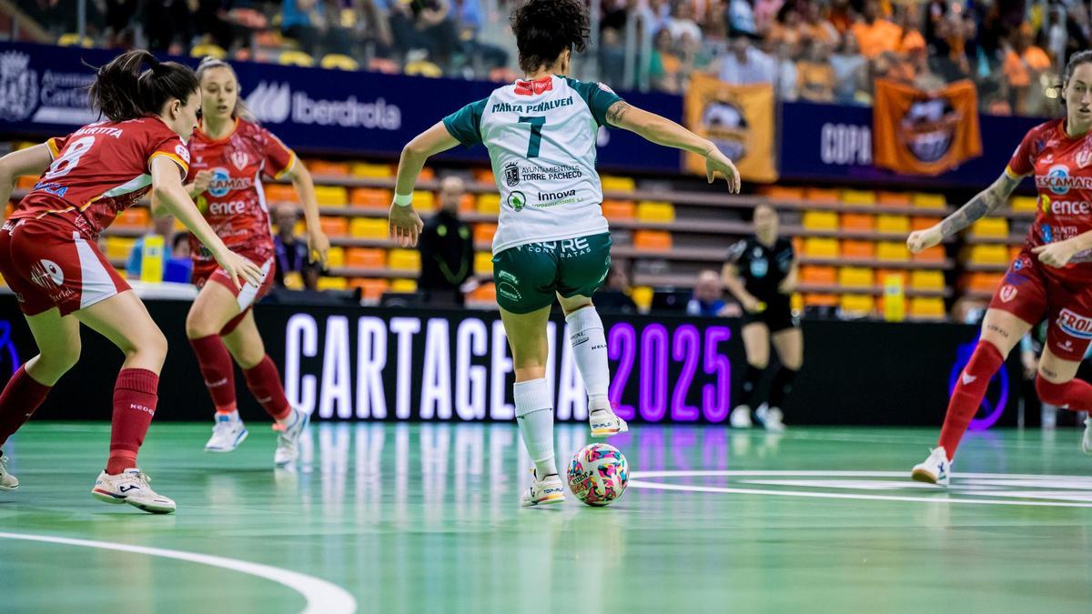 Marta Peñalver da un pase de tacón
