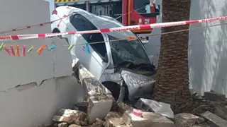 Un coche destroza una vivienda tras estrellarse en Lanzarote