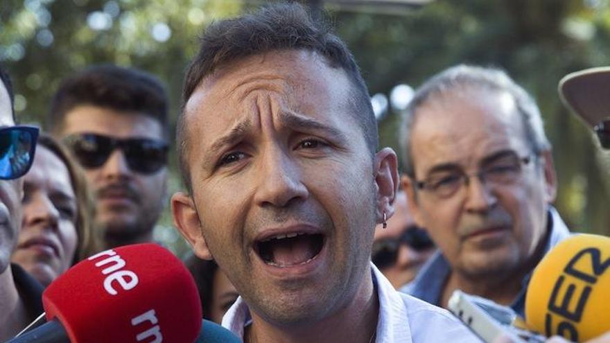 El edil Juan José Espinosa comparece ante la prensa ante el Ayuntamiento.