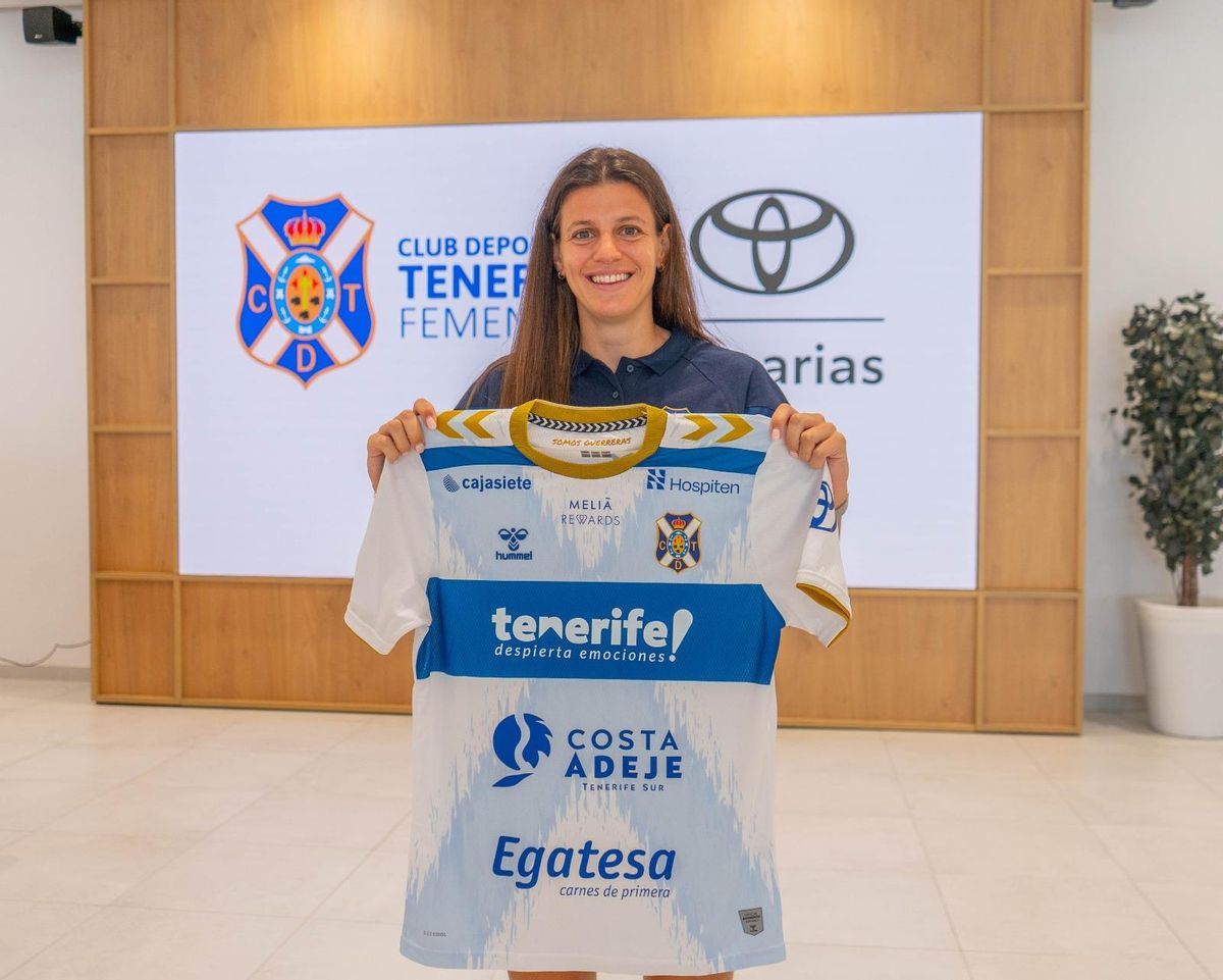 La delantera viguesa, en su presentación oficial con el Costa Adeje.