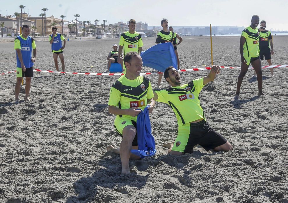 El equipo ha llevado a cabo una distendida sesión de trabajo a la orilla del mar con la única ausencia de Manuel Sánchez