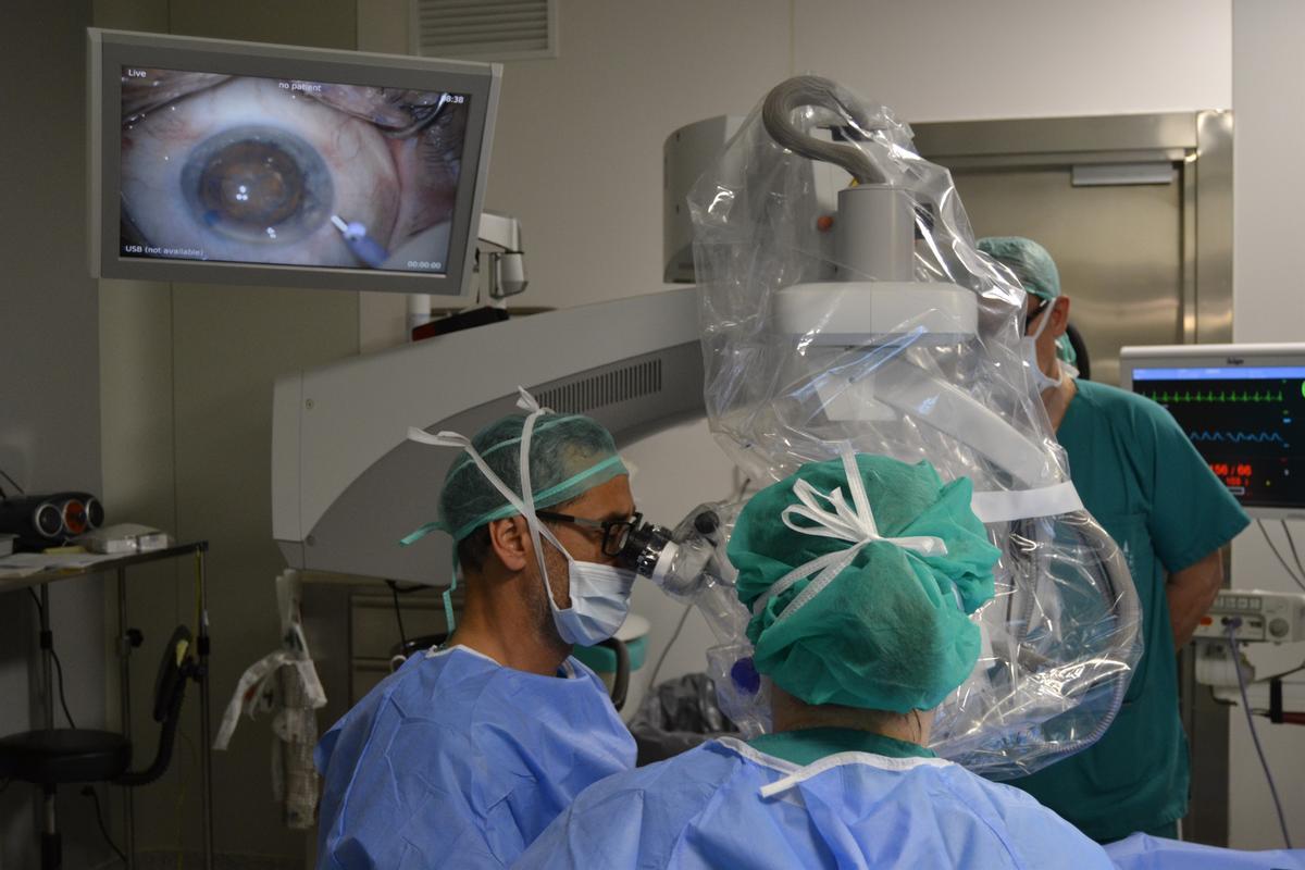 Oftalmólogos en quirófano en una operación para tratar degeneración macular