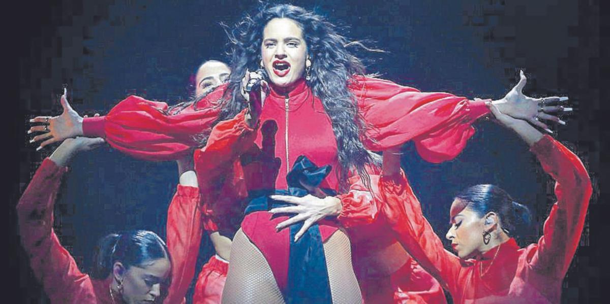 Rosalía, en plena actuación durante su anterior gira por ‘El mal querer’. | EFE