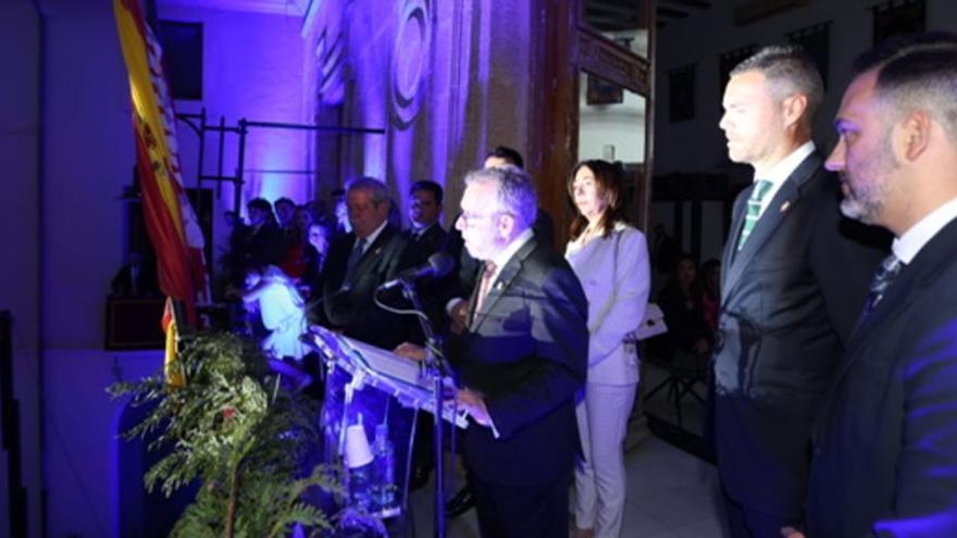 Francisco Marín pronuncia el pregón de las fiestas en honor a la Vera Cruz desde el balcón de la Casa Consistorial. | E. SOLER