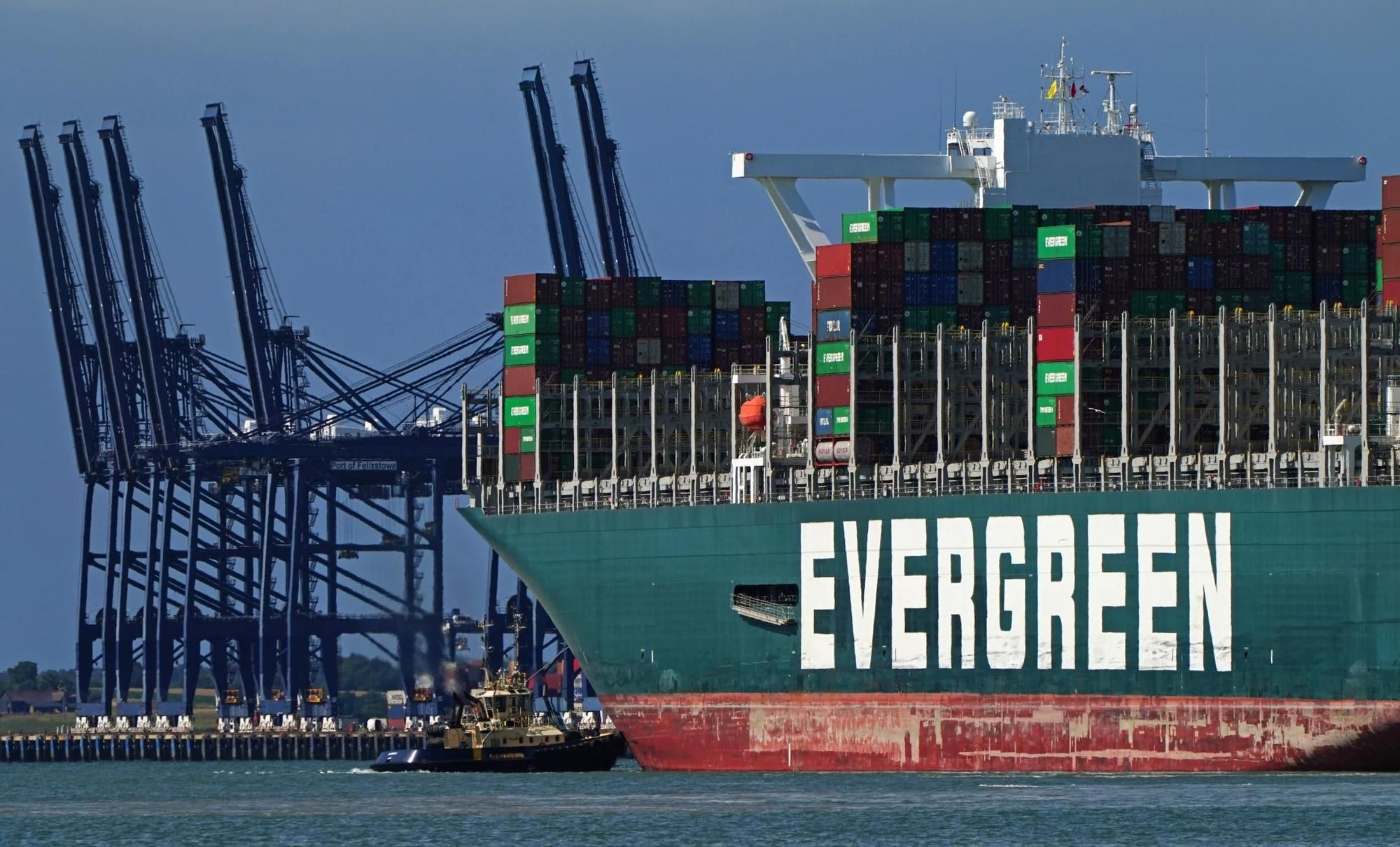 Archivo - El carguero 'Ever Given' en el puerto de Felixtowe en Suffolk, Reino Unido