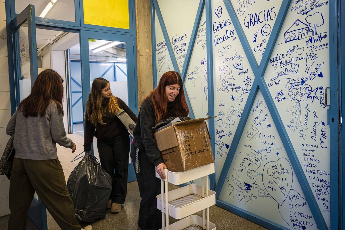 Barcelona, 30/01/2026 Barcelona. El Casal Cívic de La Mina cierra este viernes y es el primer edificio que empieza a reformarse dentro del plan de transformación del barrio anunciado por Illa (la gente del Casal estará por la mañana terminando de recoger; os esperan entre las 10:00 y las 13:00 y también podréis hacer fotos por dentro. Han hecho alguna pintada reivindicativa y familias y niños también han escrito mensajes en paredes y puertas). AUTOR: MANU MITRU