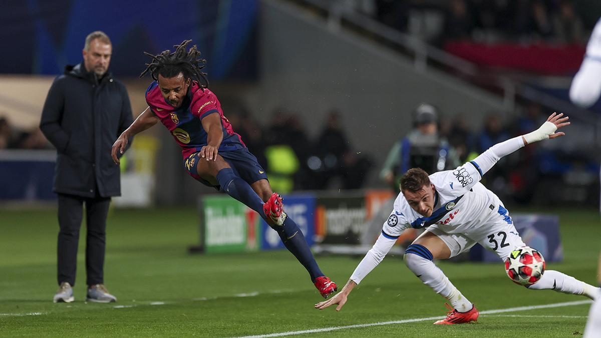 Jules Koundé en acción ante el Atalanta en el partido de Champions League