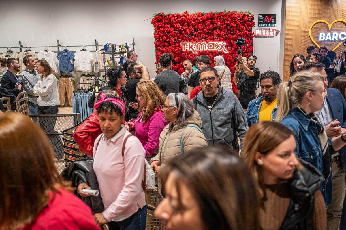 Furor y ofertas en el estreno de la primera tienda en Barcelona del outlet de grandes marcas TK-Maxx