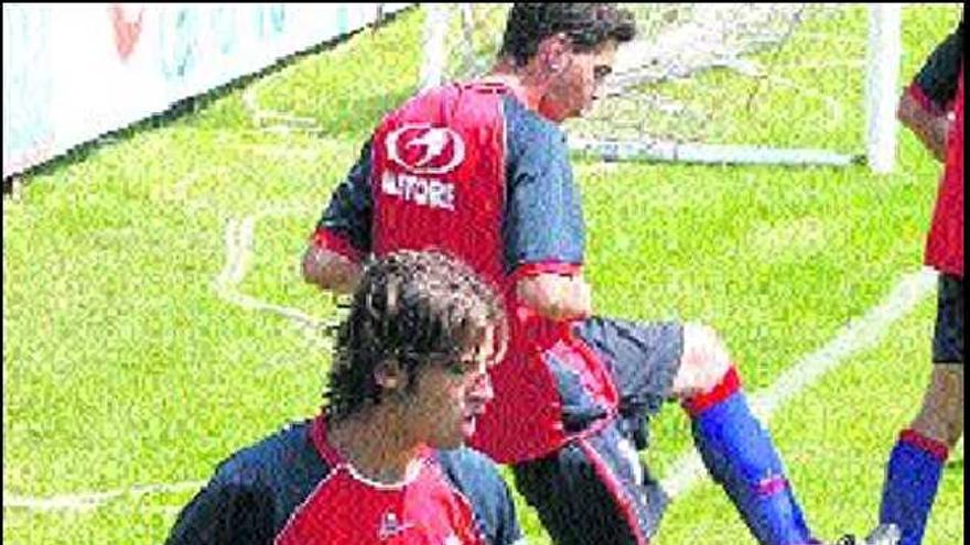 De Lucas golpea el balón durante un entrenamiento.