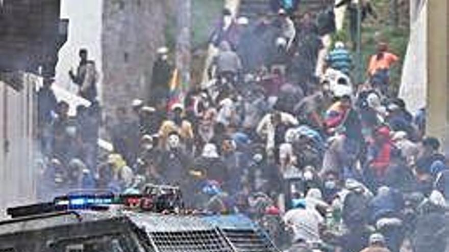Huelga general contra Moreno mientras miles de indígenas toman el centro de Quito