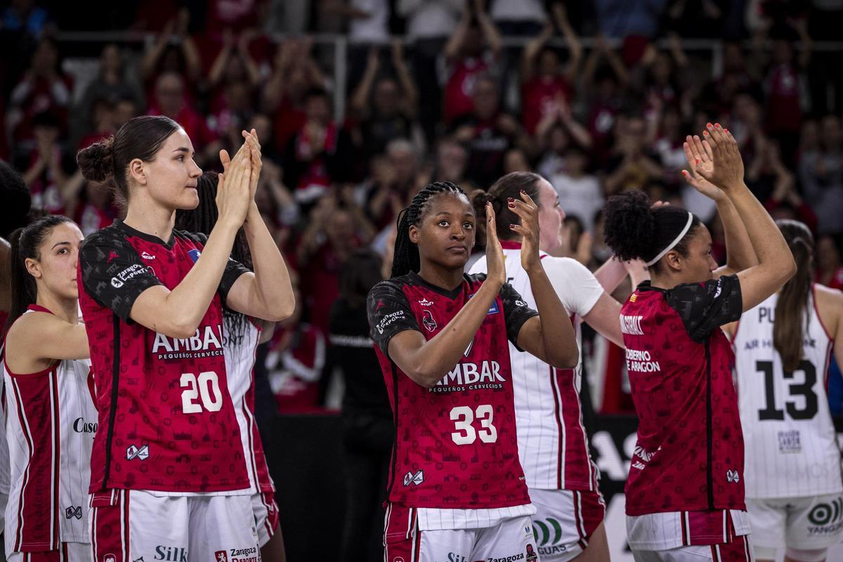 Hermosa, Mawuli y Oma, con rostros tristes dando gracias a la afición