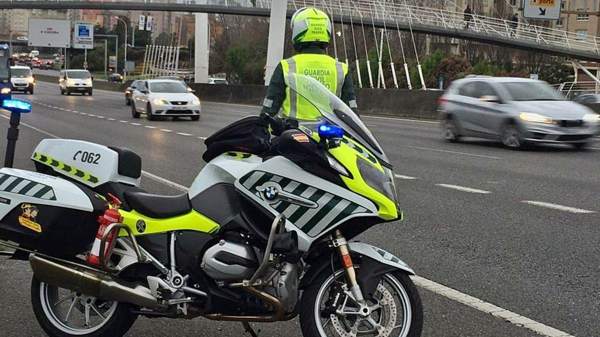 Un agente de la Guardia Civil de Tráfico durante un control en Alfonso Molina.