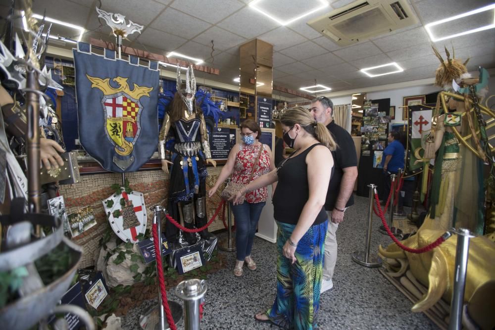 Un establecimiento en el barrio de Carolinas recoge indumentaria y artículos de numerosos festejos de la provincia