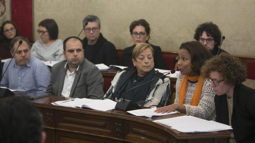 La edil de Acción Social, Julia Angulo, hablando en un pleno ante concejales del PSOE y de su grupo, Guanyar