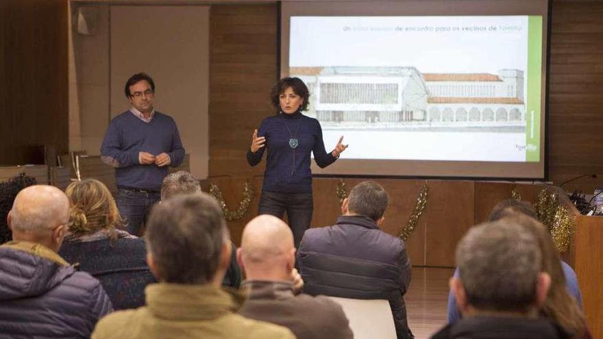 Xavier Pousa y Sandra Álvarez presentan el proyecto de la nueva biblioteca municipal. // D.B.M.