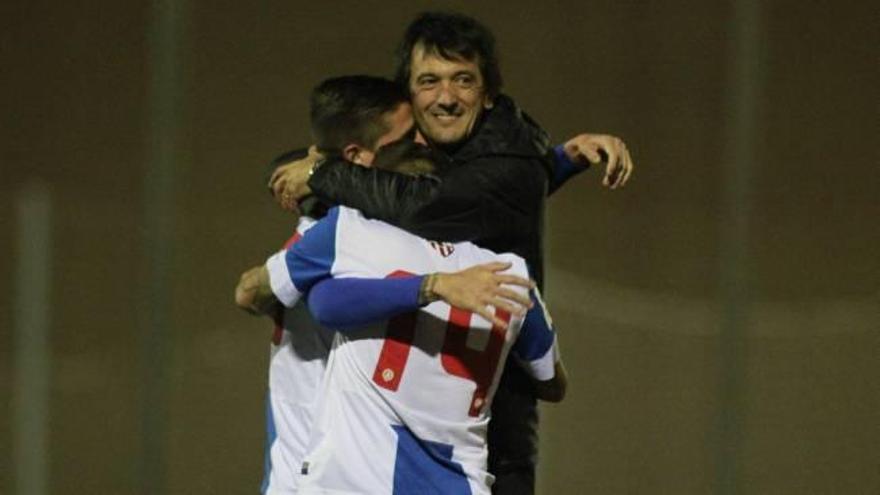 Pacheta se abraza con Portillo y Adrià Granell, protagonistas del segundo gol, al término del partido.