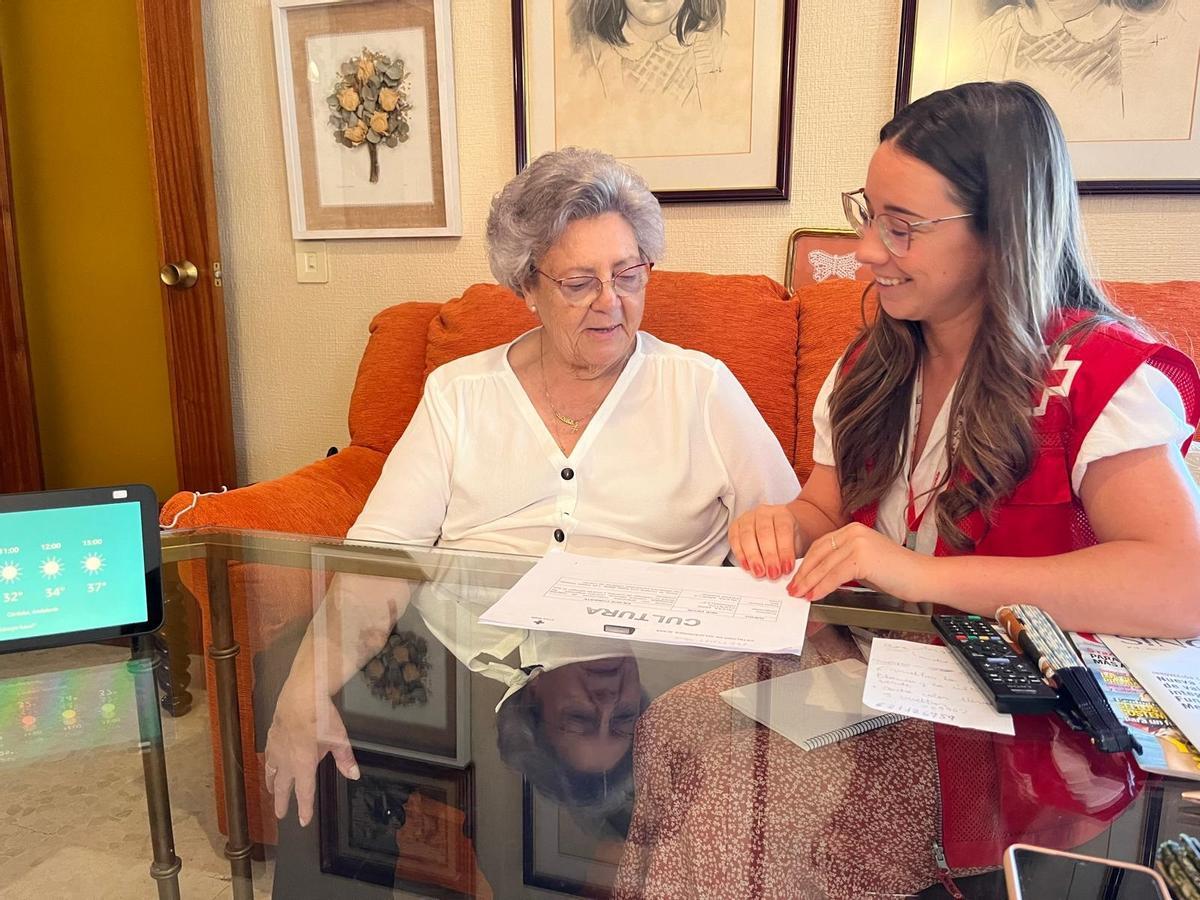 Cruz Roja ayuda a mitigar la soledad no deseada de 13.000 mayores en Córdoba con el proyecto 'Voces en Red'.