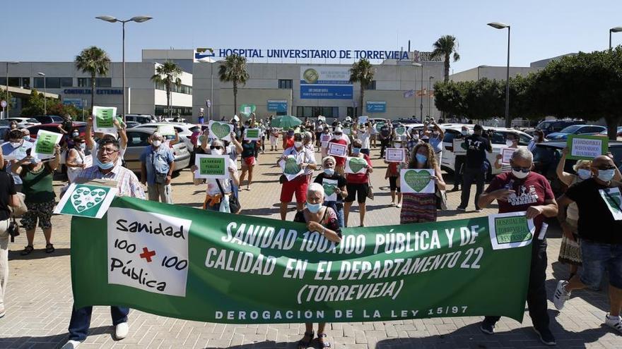 Imagen de la concentración en el Hospital Universitario de Torrevieja/Foto Joaquín Carrión