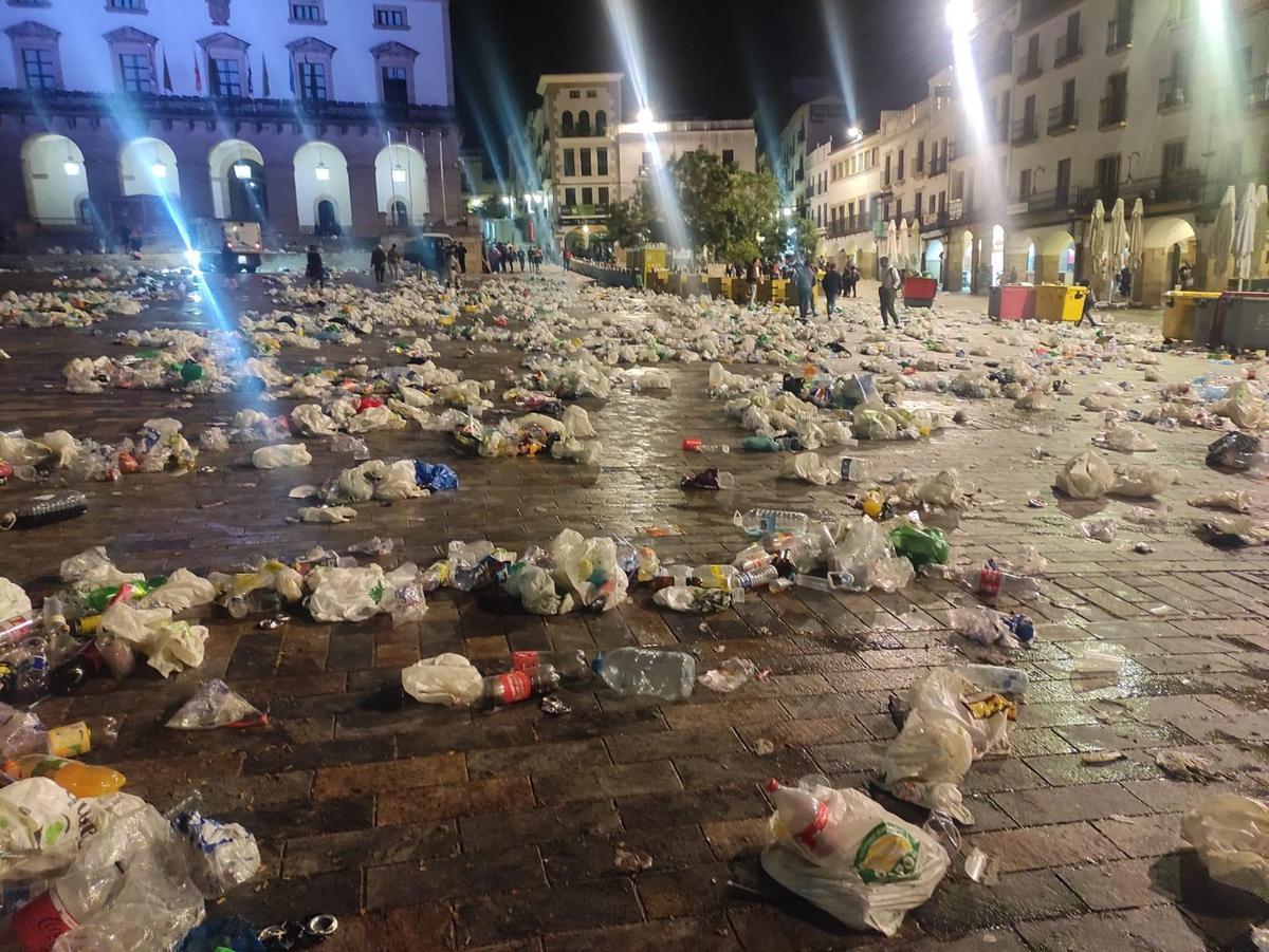 Restos del botellón anoche tras los conciertos de Womad Cáceres en la Plaza Mayor.