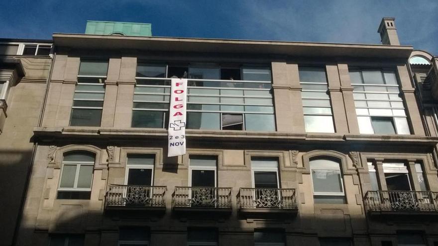 Pancarta que los sindicatos han desplegado por la fachada del edificio del Sergas, en García Barbón. // CIG