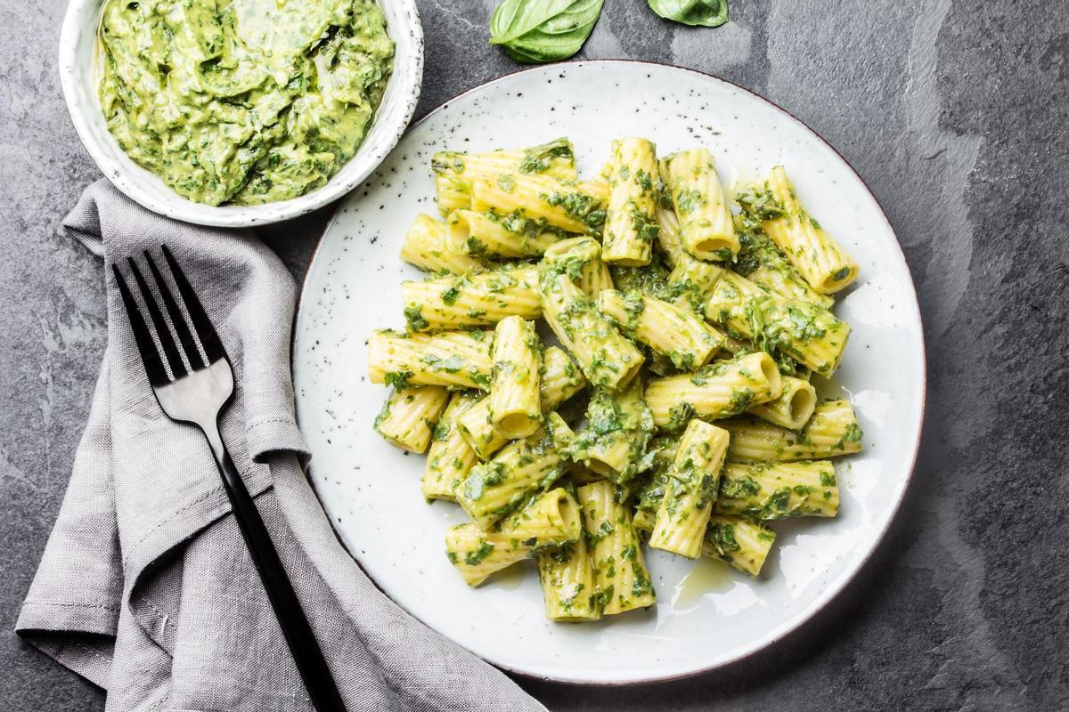 Pasta con pesto de aguacate.