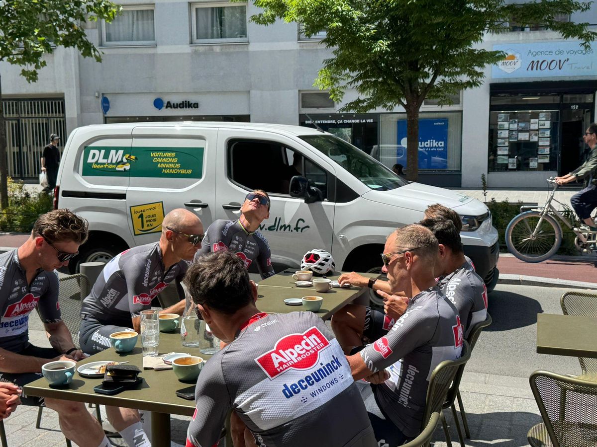 Van der Poel mira al cielo, sentado en una terraza con sus compañeros, el jueves pasado.