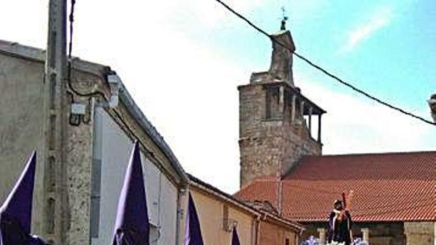 Procesión saliendo de la iglesia de El Perdigón.