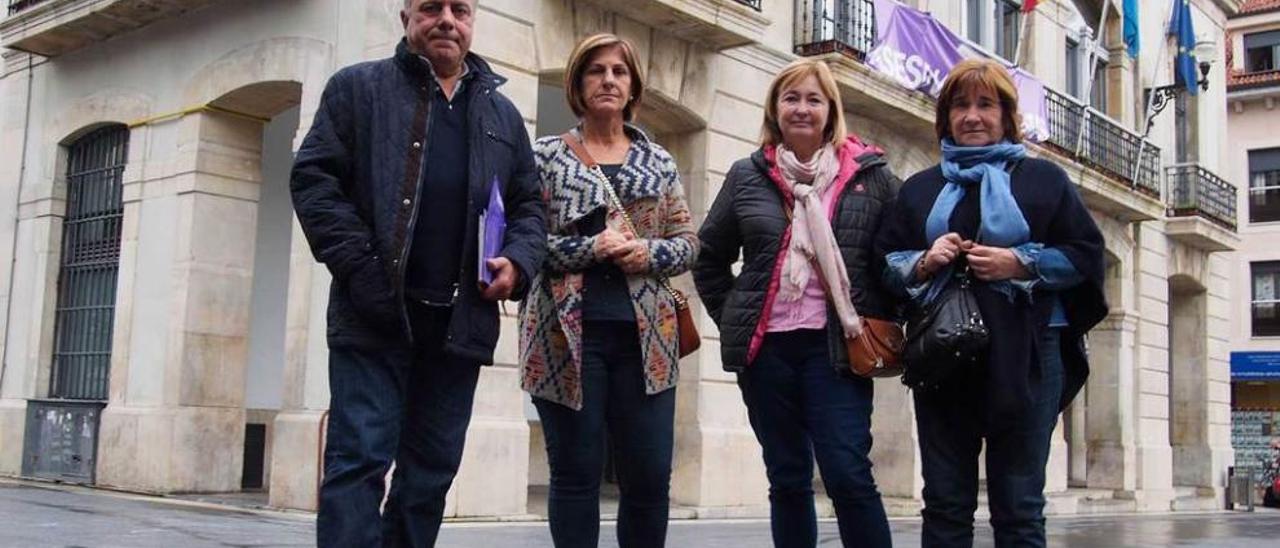 El equipo directivo de la Asociación de Vecinos de San Miguel, a las puertas del Ayuntamiento. Por la izquierda, César Solís (presidente), Belén Infiesta (secretaria), Sara Escandón (tesorera) y Carmen Canga (vocal).