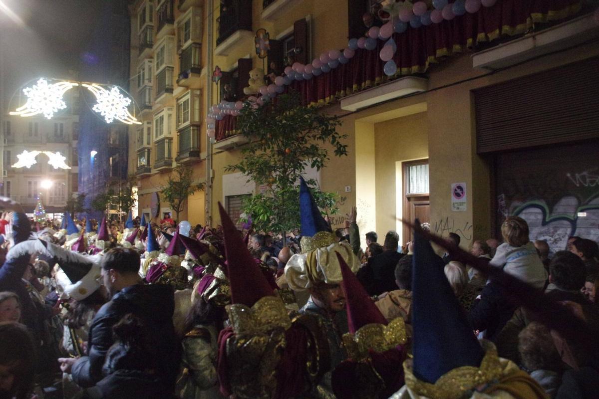 El Heraldo de los Reyes Magos recorrió las calles del Centro de Málaga acompañado de dos bandas de música, recogiendo cartas y encontrándose con los malagueños