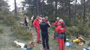Imagen del rescate del cuerpo de una mujer en una cueva de Tortosa