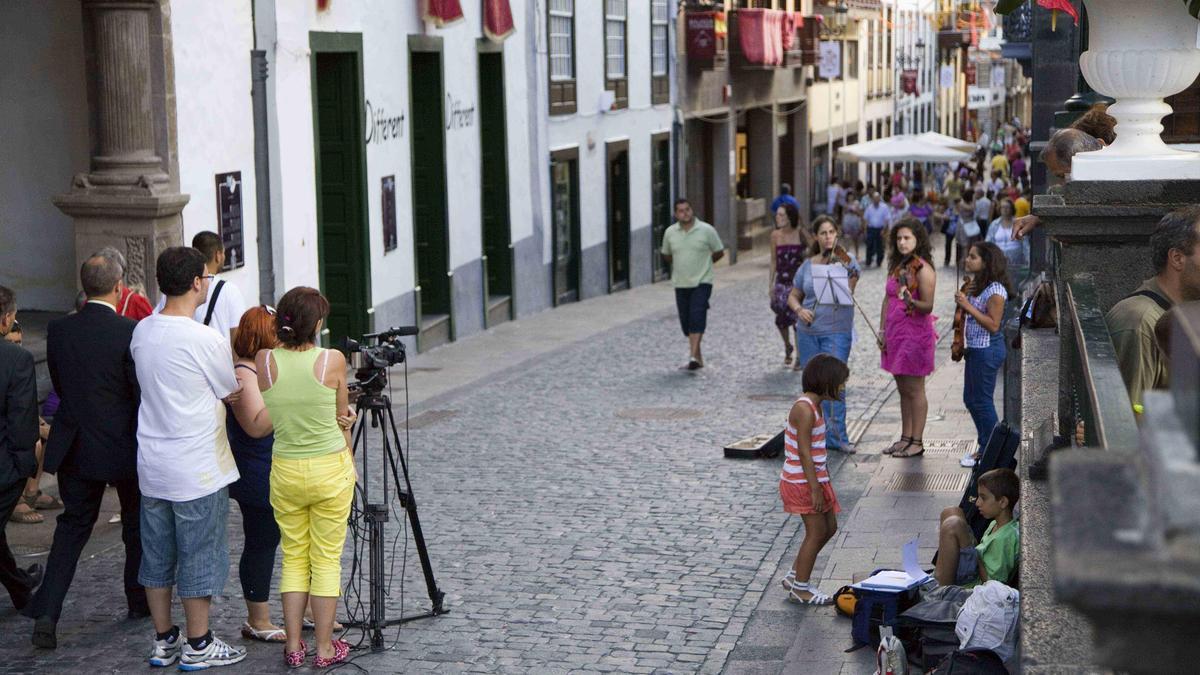 Rodaje realizado durante Festivalito La Palma en la calle Real, en el centro de la capital palmera.