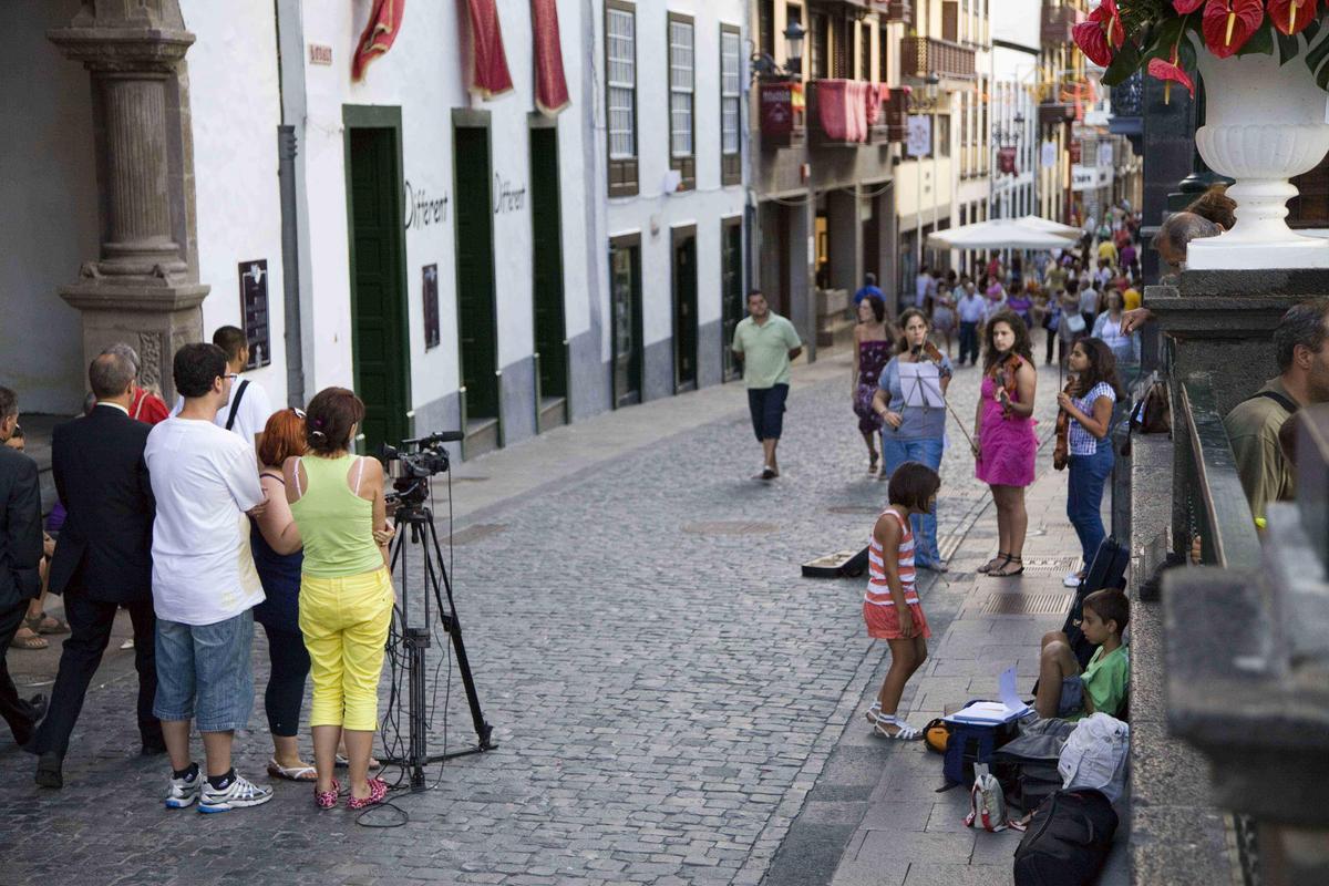 Rodaje realizado durante Festivalito La Palma en la calle Real, en el centro de la capital palmera.