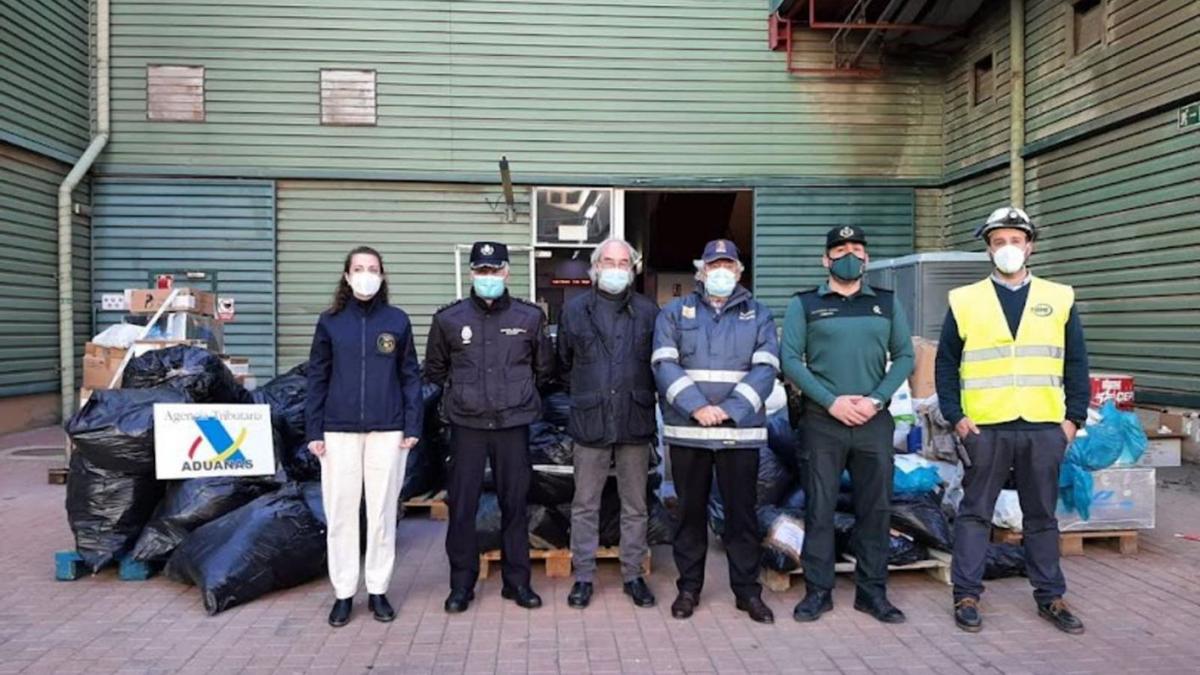 Las autoridades, ayer, durante el acto de incineración de droga en Son Reus.