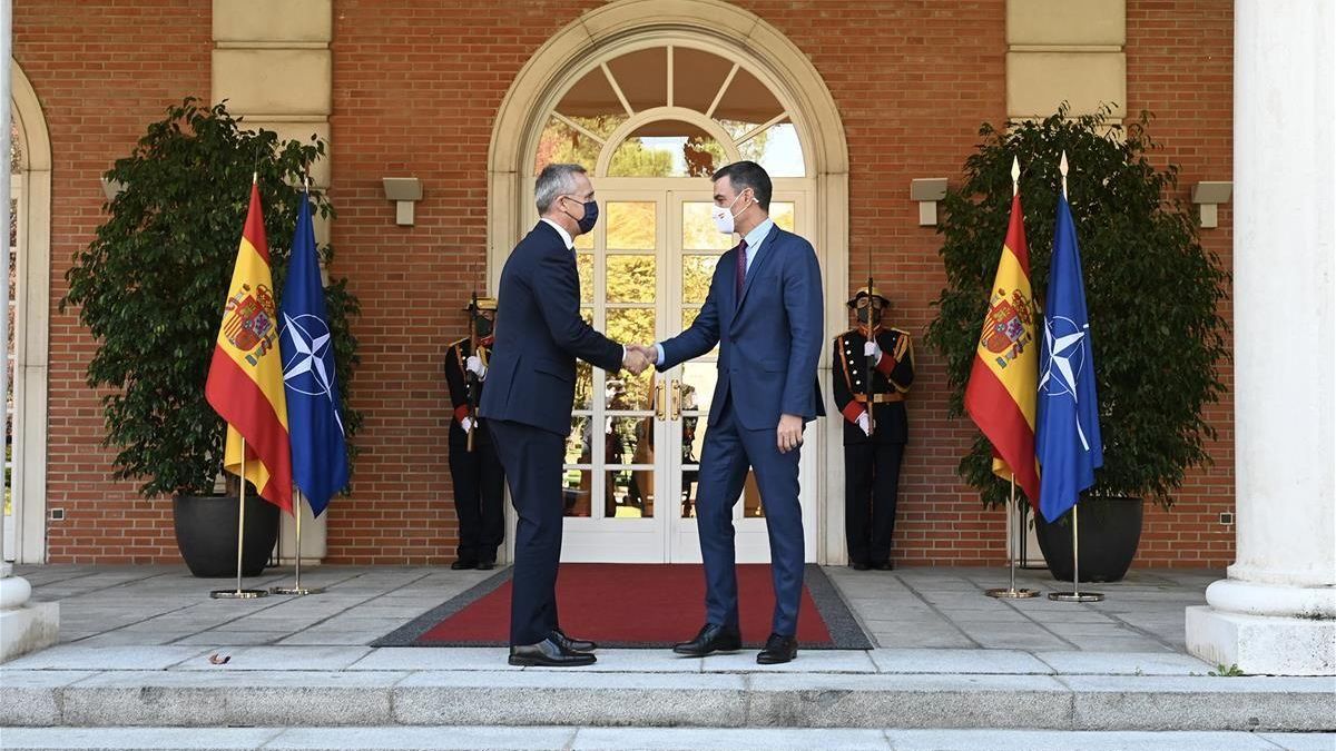 El presidente del Gobierno, Pedro Sánchez, y el secretario general de la OTAN, Jens Stoltenberg.