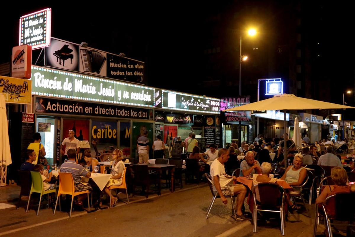 María Jesús y su acordeón se despiden de Benidorm tras 50 años cantando en la ciudad