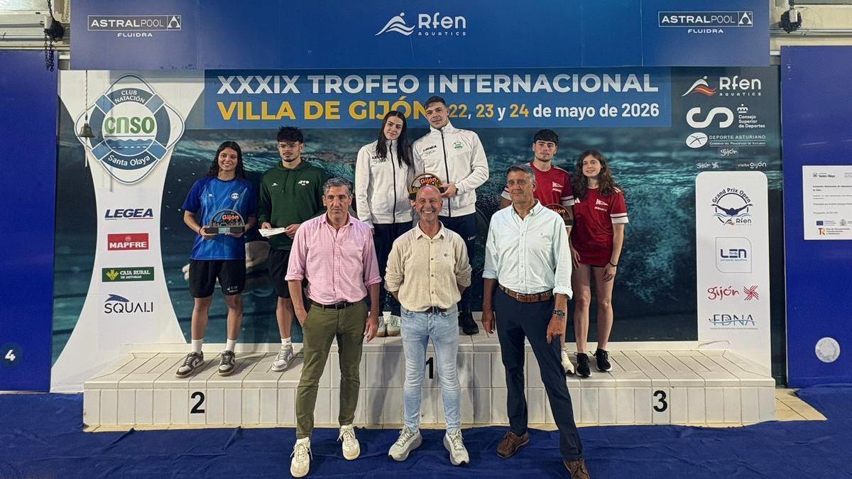 El podio de la clasificación por equipos del Trofeo Internacional "Villa de Gijón" de natación.