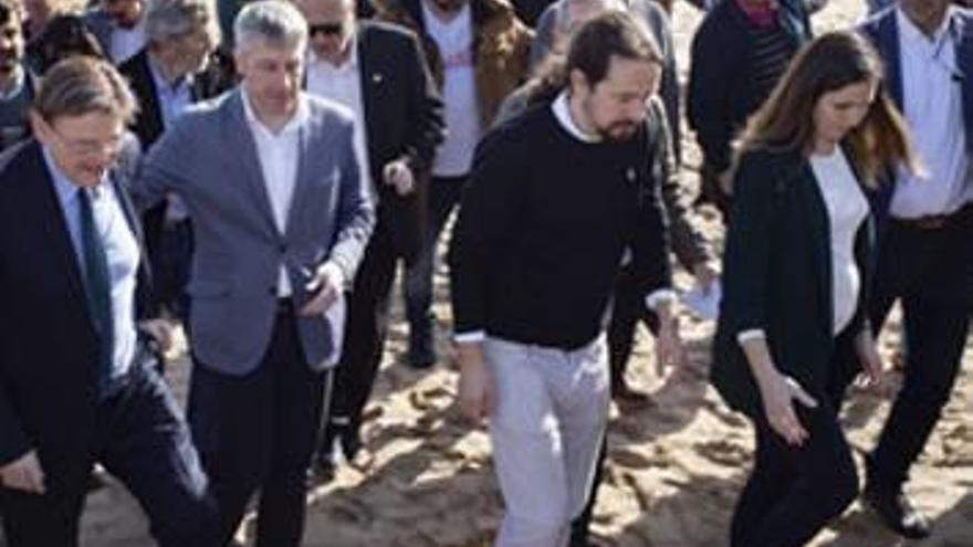 Pablo Iglesias, durante su visita a las playas afectadas.