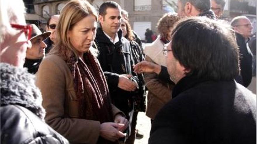 La consellera de Presidència, Neus Munté, conversant ahir amb uns ciutadans.