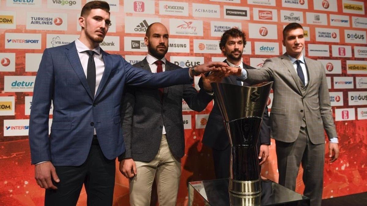 Nando de Colo (CSKA), Vassilis Spanoulis (Oympiacos), Sergio Llull (Real Madrid) y Bogdan Bogdanovic (Fenerbahçe), las estrellas de la 'final four', posan este jueves con la copa.