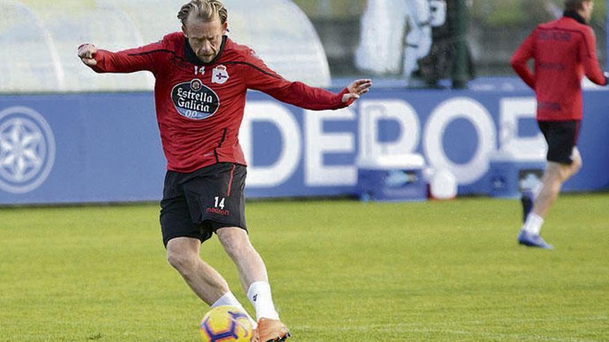 Krohn-Dehli golpea el balón en el entrenamiento de ayer en Abegondo.