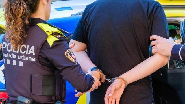 Agents de la Guàrdia Urbana de Barcelona detenen una persona.