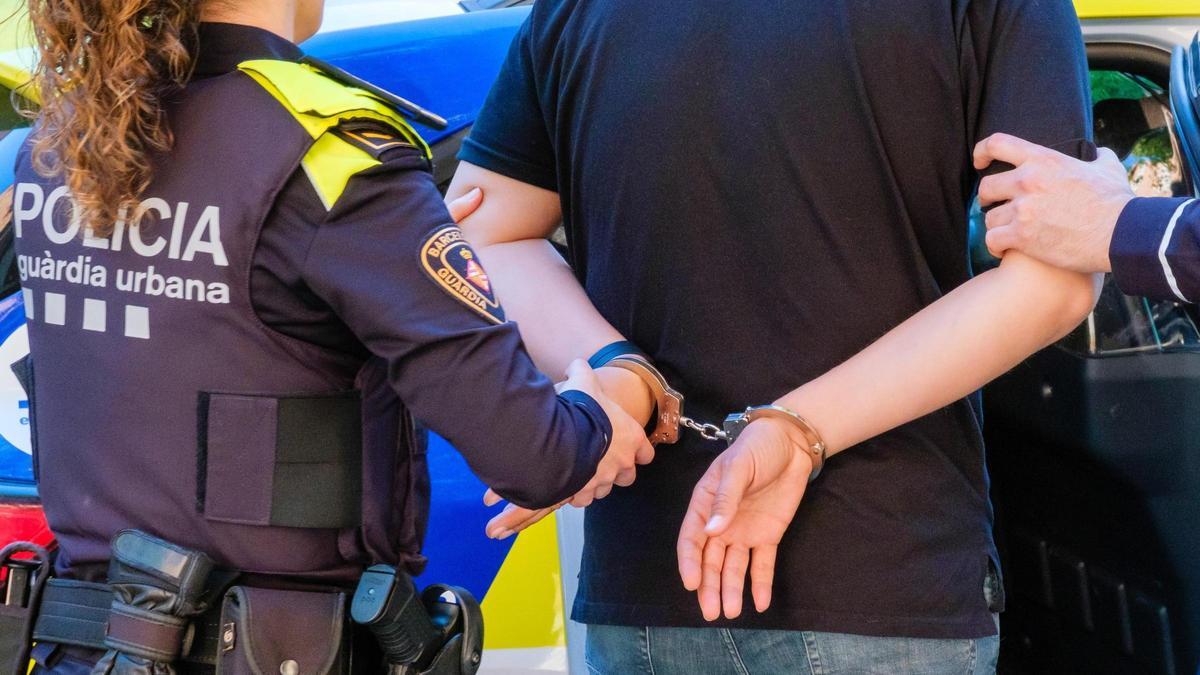 Dos detenidos tras intentar robar a un anciano con la peligrosa técnica del “mataleón” en Barcelona