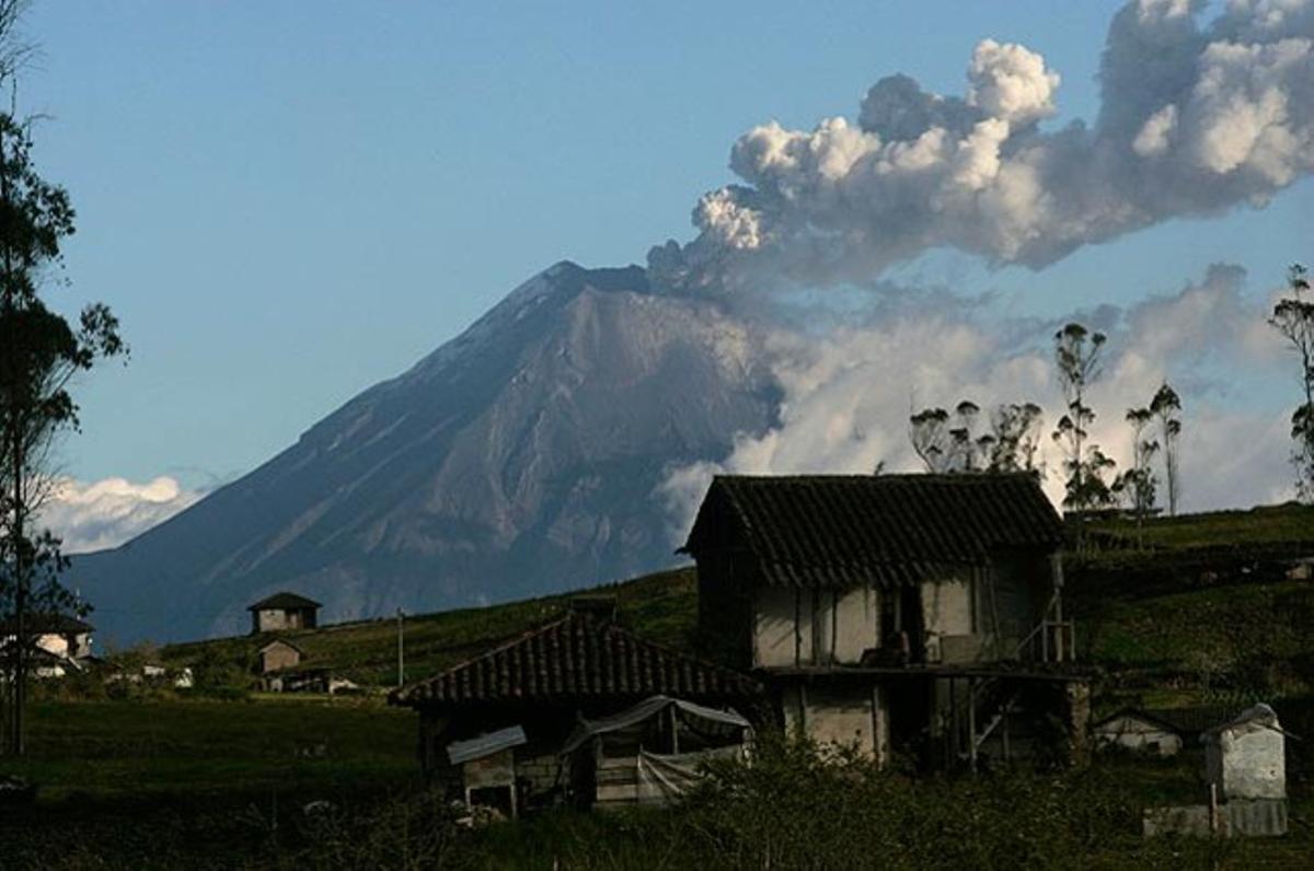 El volcà Tungurahua, a Equador, continua amb la seva activitat ’moderada a alta’, emetent grans núvols de fum i cendra a prop del poble de Baños, a 178 km de Quito. Les autoritats estan suggerint als habitants que evacuïn la zona.