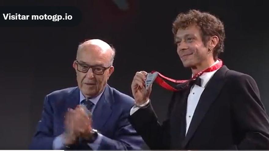 Valentino Rossi recibe el premio Leyenda de MotoGP en València