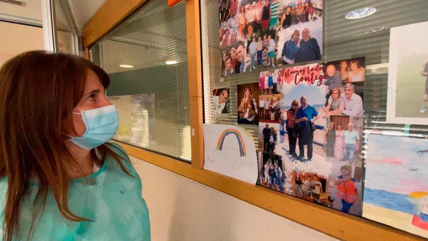 Patricia con las fotos de familia que su padre Manuel Vázquez tenía en la UCI, donde pasó 88 días.