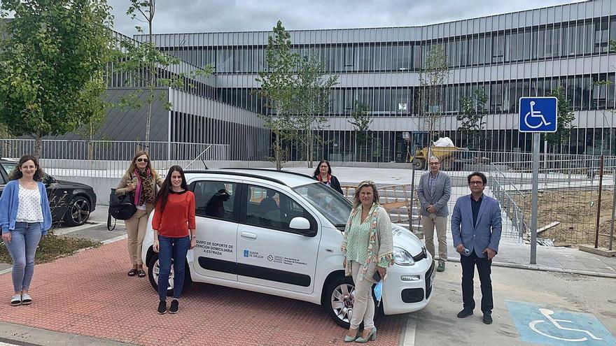 Patricia Otero Palacios, María J.Parrado Alonso, Begoña Cobas, Eloína Núñez , Juan Sánchez y Felipe Calle, ante el nuevo centro de salud.