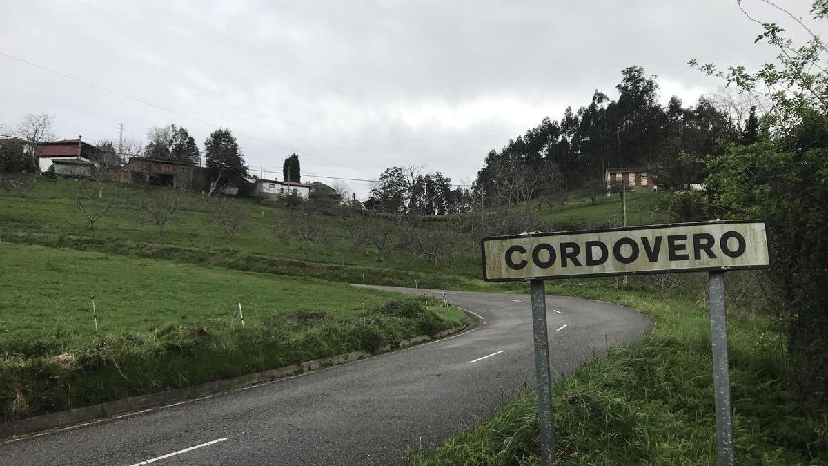 Cartel que anuncia el inicio del pueblo de Cordovero (Pravia).